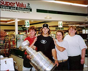 Darryl Sydor posing with the friendly folks at Super Valu supermarket.