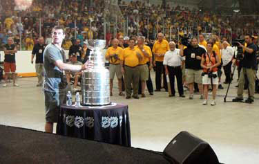 More than 2,500 fans came out to the Welland Arena to meet Dan Paille and the Stanley Cup.